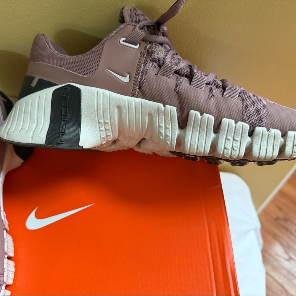 Nike Women's Athletic Shoes Mauve Pink and Cream - Picture 3 of 6